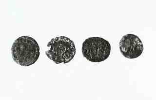 [Revers de quatre monedes romanes procedents de les excavacions de la vil·la romana de La Olmeda, Palencia]