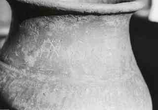 [Detall del coll d'una gerra de ceràmica procedent de les excavacions de la vil·la de La Olmeda, Palencia]