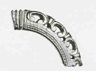 [Aplic circular fragmentat procedent de les excavacions de La Olmeda]