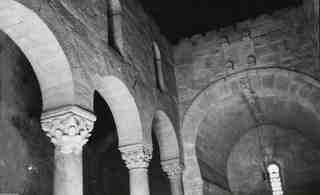 [Interior de la nau central amb arcs  visigòtics sobre columnes corinties i absis de San Juan de Baños]