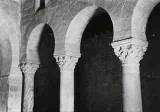 [Arcs visigòtics sobre columnes corinties de San Juan de Baños]