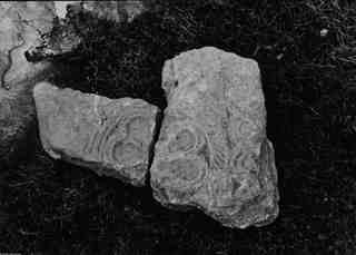 [Dos fragments de cancell localitzats en excavació de San Juan de Baños]