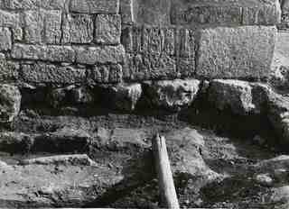 [Detall de l'excavació de la necròpoli de San Juan de Baños a l'exterior de la basílica]