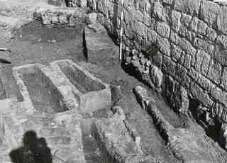 [Vista general del conjunt de sarcòfags localitzats a l'excavació de la necròpoli de San Juan de Baños a l'exterior de la basílica]