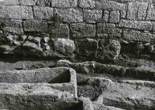 [Detall dels sarcòfags a l'exterior de San Juan de Baños, relació estratigràfica amb els murs de l'edifici]