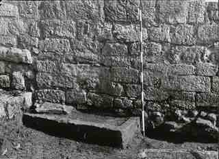 [Detall dels sarcòfags a l'exterior de San Juan de Baños, relació estratigràfica amb els murs de l'edifici]