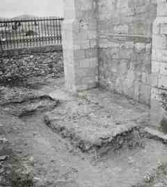 [Excavació d'un lateral a l'exterior de l'església de San Juan de Baños]