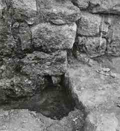 [Localització de cimentació de l'edifici durant l'excavació a l'exterior de l'església de San Juan de Baños]