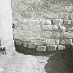 [Perspectiva de l'excavació dels fonaments d'un mur lateral de la basílica de San Juan de Baños]