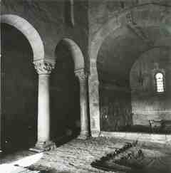 Interior de la iglesia después de haber quitado el altar moderno y parte del pavimento de madera, junto al presbiterio