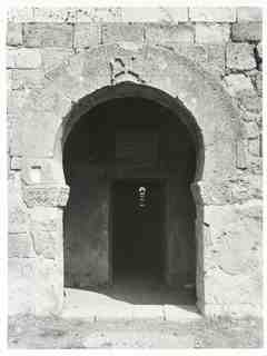 Porta principal de l'església visigòtica de San Juan de Baños (Palència)