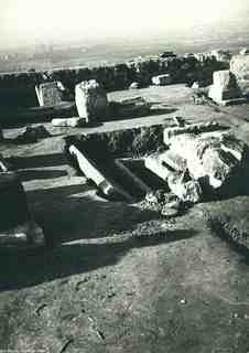 [Perspectiva de l'excavació del sarcòfag identificat com a tomba nº 21, a l'interior de la basílica d'El Bovalar]