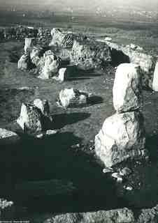 [Perspectiva de les restes dels basaments de les columnes conservades a l'interior de la basílica d'El Bovalar]