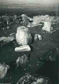 [Detall de dos basaments de columnes conservades a l'interior de la basílica d'El Bovalar]