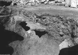 [Una de les tres sepultures afectades per la trinxera de la Guerra Civil de la cambra 44 del poblat d'El Bovalar]