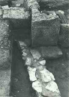 [Detall de la relació estratigràfica entre el mur anterior a la basílica i els cancells del passadís de la nau central de la basílica d'El Bovalar]
