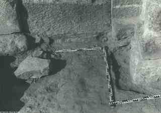 [Localització d'una llàntia romana a nivells dels fonaments dels cancells del passadís de la nau central de la basílica d'El Bovalar]