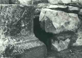 [Relació entre la columna i el mur de tancament de la zona nord del cor de la basílica d'El Bovalar]