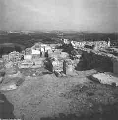 [Vista des del sud de l'excavació de l'àmbit baptismal de la basílica d'El Bovalar]