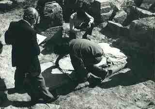 [Treballs de medició i dibuix del sepulcre nº 1 de l'àmbit baptismal de la basílica d'El Bovalar]