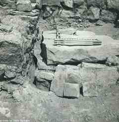 [Detall de la construcció i relació entre la piscina baptismal de la basílica d'El Bovalar i sepultura nº 4]