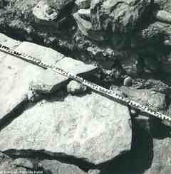 [Detall de la construcció i relació entre la piscina baptismal de la basílica d'El Bovalar i sepultura nº 4]