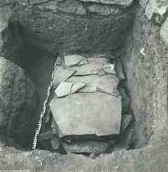 [Excavació d'una de les sepultures de la zona exterior nord de la basílica d'El Bovalar]