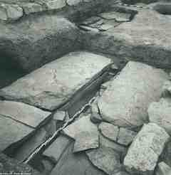 [Detall de les sepultures 45 i 44 localitzades a l'anomenada cambra funerària, a l'exterior nord de la basílica d'El Bovalar]