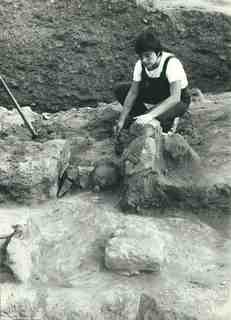 [Detall del procès d'excavació d'unes olles ceràmiques al poblat d'El Bovalar]