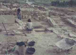 [Treballs d'excavació i dibuix dels sarcòfags i estructures localitzades a l'espai exterior sud de la basílica d'El Bovalar]