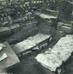[Detall de les sepultures 14 i 15 a l'interior del temple d'El Bovalar]