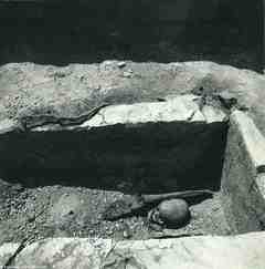 [Una de les sepultures descobertes al jaciment d'El Bovalar]