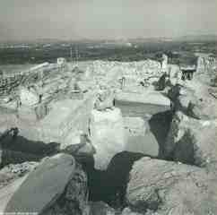 [Vista general de les dues primeres faixes d'excavació de l'interior de la basílica d'El Bovalar, als peus de l'edifici]