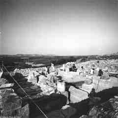 [Vista general de les dues primeres faixes d'excavació de l'interior de la basílica d'El Bovalar, als peus de l'edifici]