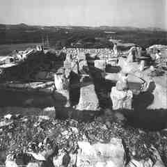 [Vista general de les dues primeres faixes d'excavació de l'interior de la basílica d'El Bovalar, als peus de l'edifici]