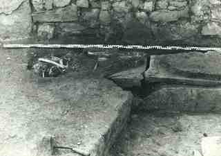 [Detall de la tomba nº 42 del poblat d'El Bovalar, amb restes òssies sense determinar al seu voltant]