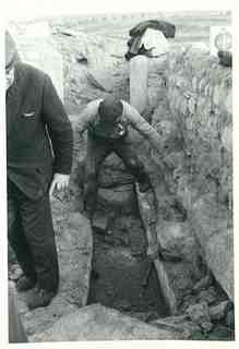 [Procés d'excavació de les primeres sepultures localitzades al jaciment d'El Bovalar]