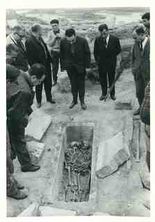 [Obertura d'una de les sepultures localitzades a la basílica d'El Bovalar durant una de les primeres visites al jaciment per part d'autoritats locals]