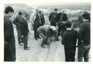 [Visita al jaciment d'El Bovalar per part d'autoritats locals]