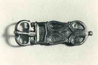 [Placa de cinturó liriforme de bronze amb sivella i agulla, anvers, provinent del jaciment d'El Bovalar]