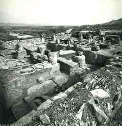 [Faixa d'excavació II-III. Porta sud al fons]