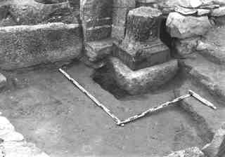[Basament de columna de la zona del cancell de 'interior de la basílica]