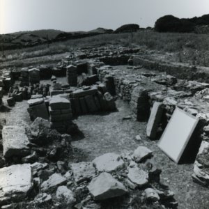 [Vista general d'una part de l'enderroc excavat al jaciment de Fornells, Menorca]
