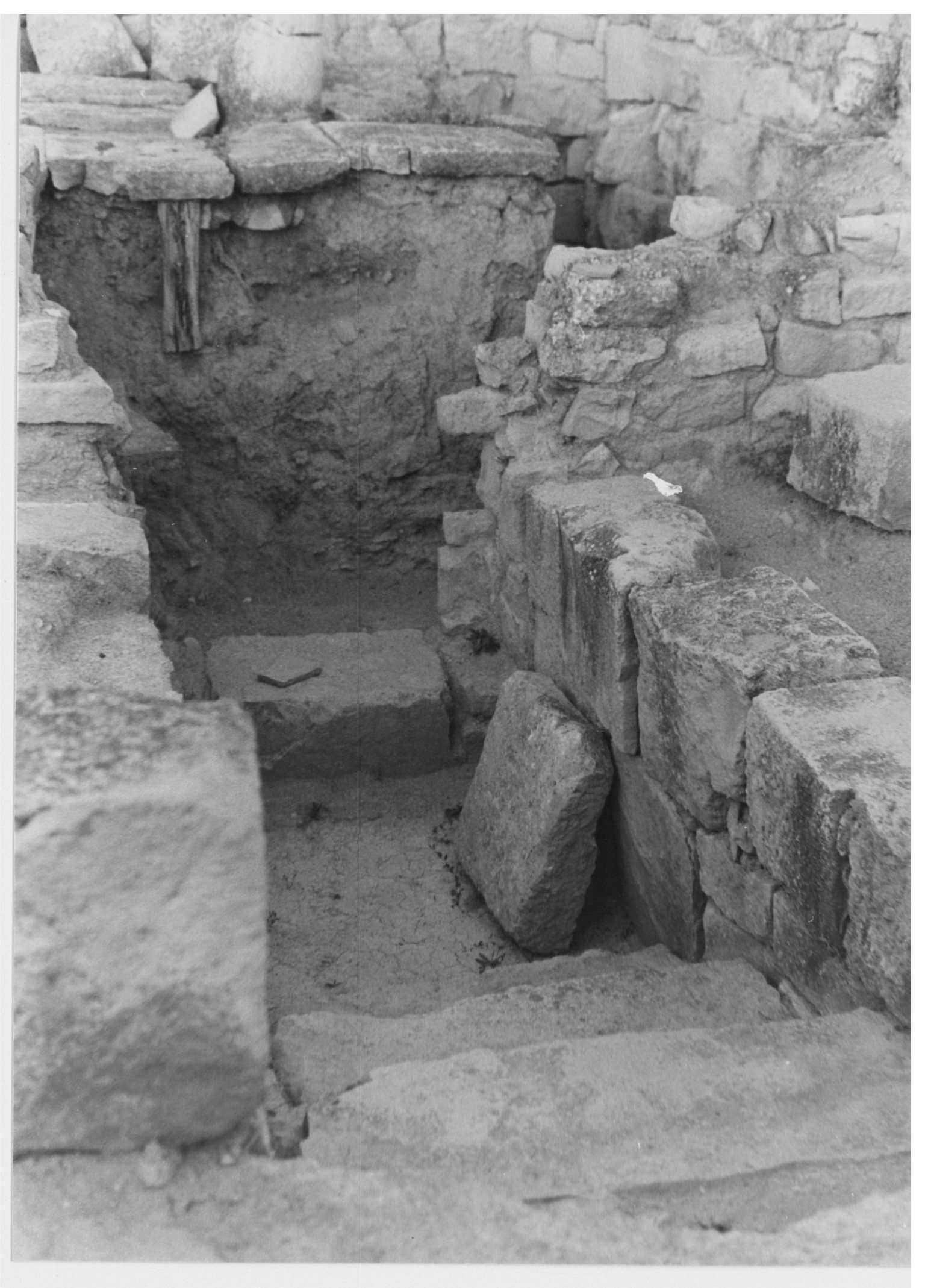 [Detall de les escales de la petita cripta sota el presbiteri de la basílica de Vil·la Fortunatus, Fraga]