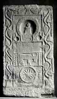 [Peça rectangular amb decoració figurada i inscripció procedent de Pamplona]