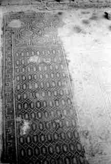 [Paviment decorat amb mosaic geomètric]