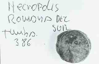 [Moneda molt malmesa provinent de la sepultura 386 de la necròpoli Sur de Saldaña, anvers]