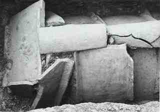 [Excavació d'una de les sepultures de la necròpoli de Saldaña]