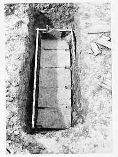 [Excavació d'una de les sepultures de la necròpoli de Saldaña]