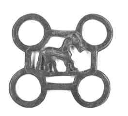 [Fre de cavall amb representació d'un cavall al centre amb quatre anelles a les cantonades, anvers]